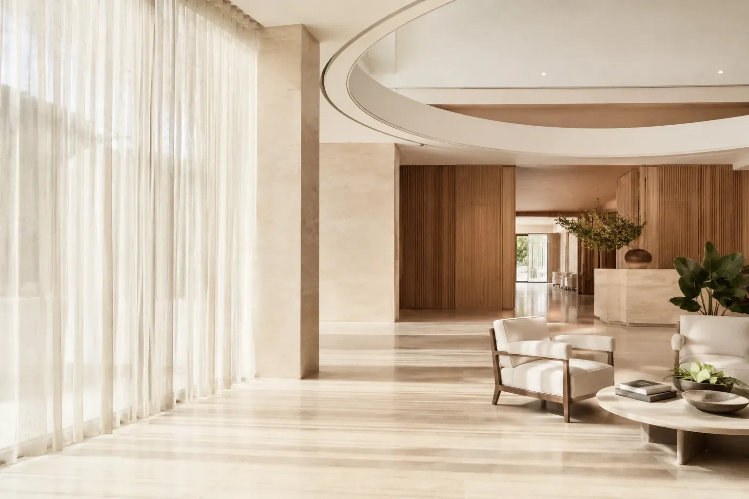 Lobby luminoso de hotel boutique
